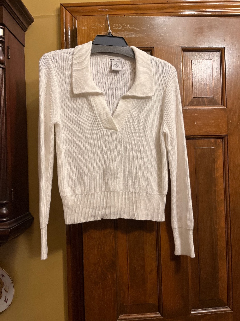 Super Cute, Cable Knit, White V-Neck Sweater.  Sz. M.